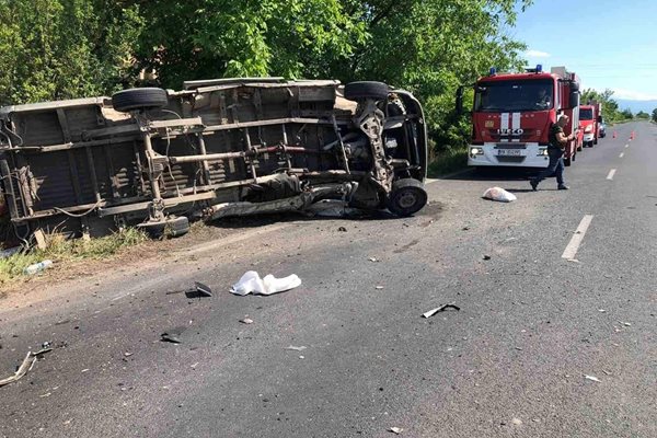 Шофьорът на микробуса и един от пътниците в леката кола са загинали.