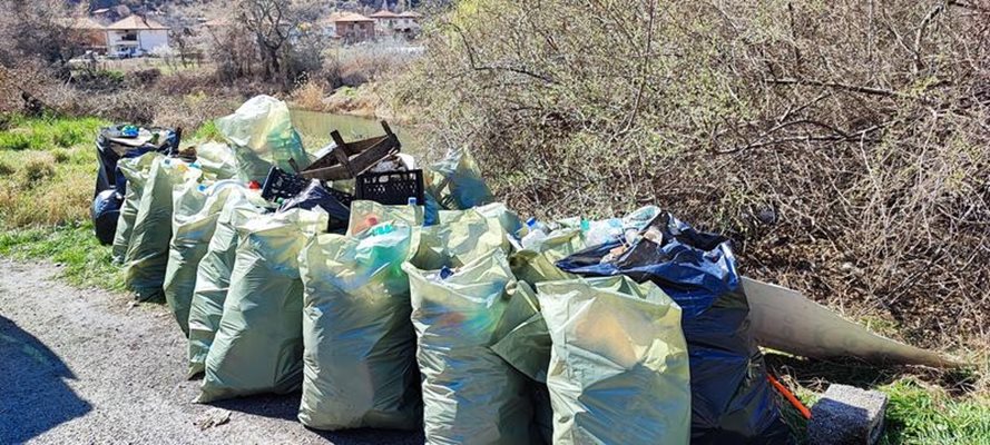 Над 350 чувала с отпадъци събраха служители и доброволци край път Е-79 по течението на р. Струма. СНИМКИ: МОСВ и ЮЗДП