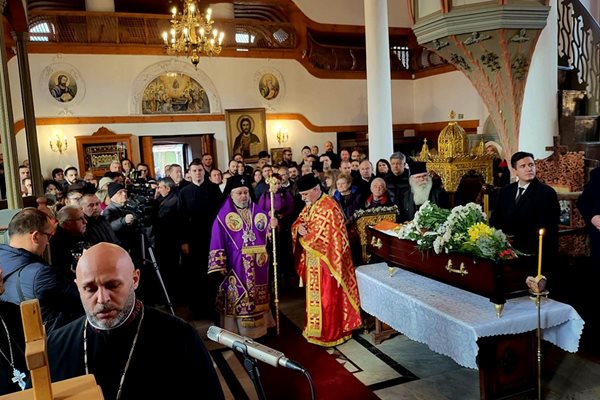 Заупокойната света литургия се води от старозагорския митрополит Киприан. СНИМКИ: НЕНКО СТАНЕВ