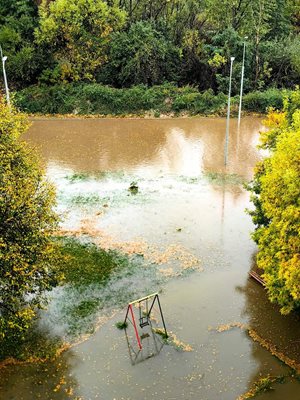 Детска площадка е под вода