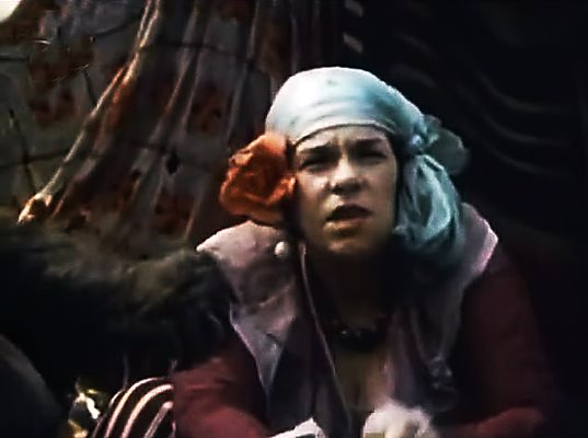 Кадър от филма "Бягство в Ропотамо", в която тя играе две роли: циганка врачка и самата себе си.