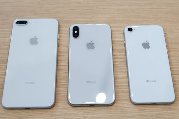 Трите нови модела - “Айфон” 8 плюс, “Айфон” Х и “Айфон” 8, предлагат много нови екстри.