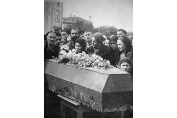 Препогребението на тленните останки на партизаните в Нова Загора. Баба му е поставила бебето Мария-Роза върху капака на ковчега на родителите му. 

