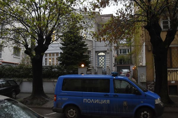 Полицията претърси къщата на Десислава Пешева, където живее и синът й Кристиан Николов. Намира се недалеч от НДК.  Снимки ВЕЛИСЛАВ НИКОЛОВ