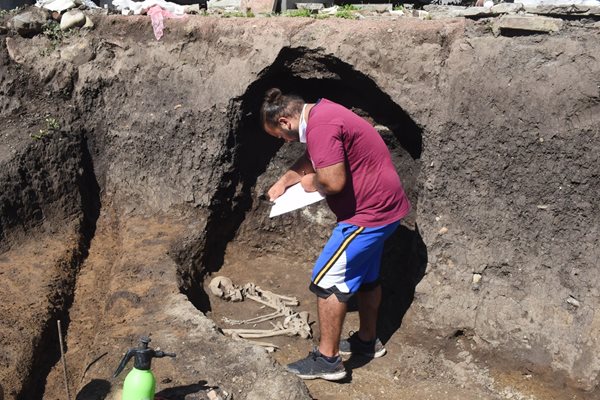 Един от откритите това лято скелети в неолитното селище в "Слатина"