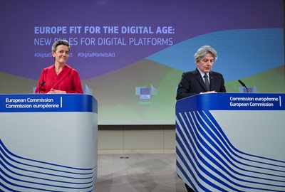 Зам. шефката на ЕК Маргрете Вестагер и еврокомисарят Тиери Бретон представят законодателните актове за дигиталните услуги и дигиталните пазари.