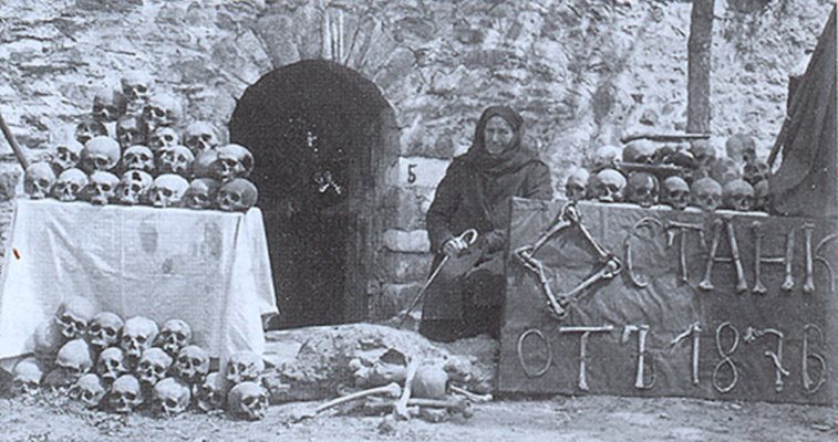 Емблематичната снимка на прабабата на Катерина - Марга, пред костите и черепите на избитите в Баташкото клане
