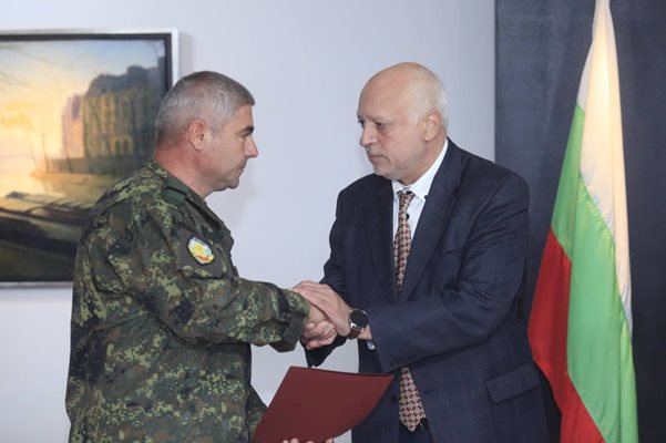 Министърът на културата Велислав Минеков и ефрейтор Иван Димитров