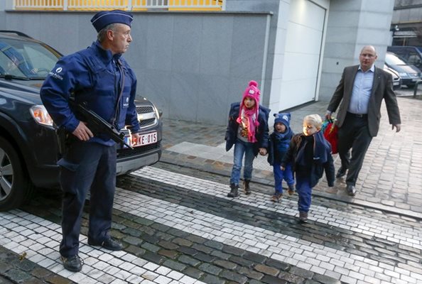 Децата в Белгия тръгнаха отново на училище, а животът в страната започна да се нормализира. Всички учебни заведения обаче остават под засилена полицейска охрана.