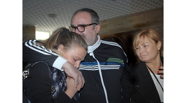 Сотир Янков прегръща дъщеря си Мария през 2013 г., когато го пуснатха от ареста. Вдясно е съпругата му Елена. И тримата са подсъдими в Окръжния съд - Пловдив.