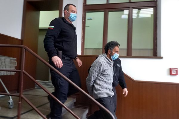 Обвиненият за убийство Васко Колев бе доведен под засилена охрана в съда.