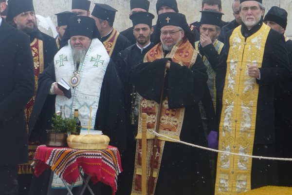 Заупокойна молитва за падналите за Освобождението на България отслужи старозагорският митрополит Киприан /вдясно/ в съслужие с великотърновския владика Григорий.