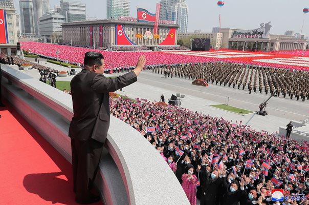 Ким Чен-ун приветства многохилядна манифестация в Пхенян по случай 110-годишнината от рождението на дядо си Ким Ир-сен