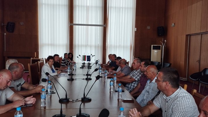 Кметове на три общини и десетки села, сполетени от безводие, бяха на срещата

Снимка: Областна администрация - Велико Търново