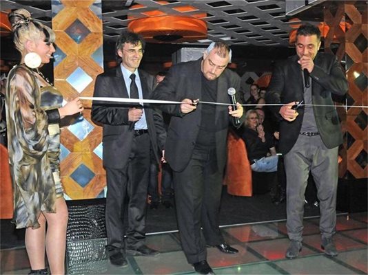 Краси Радков в ролята на Бойко Борисов, певецът Константин и Влади Въргала прерязват лентата на откриването на “Плаза” през ноември миналата година.
СНИМКА: БУЛФОТО