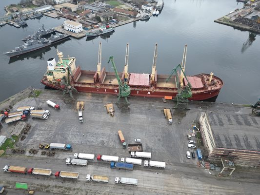 Кораби във Варна товарят зърно за Северна Африкa
СНИМКА: Орлин Цанев