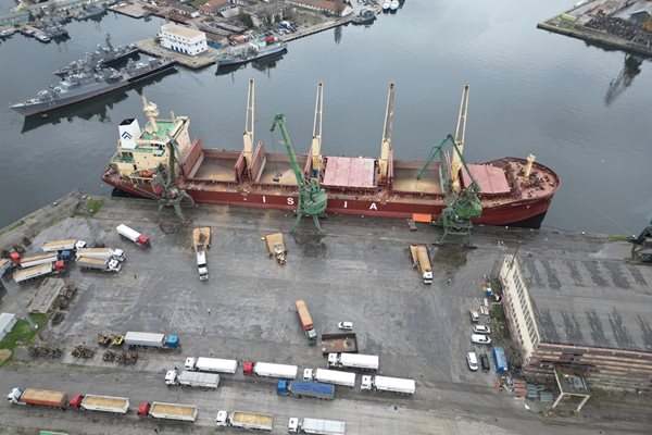 Кораби във Варна товарят зърно за Северна Африкa
СНИМКА: Орлин Цанев