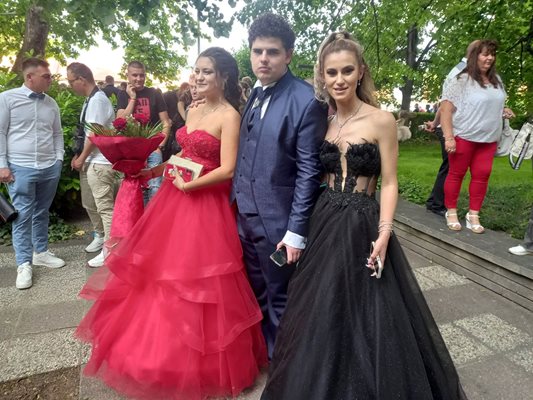 Мартин Златански от Професионалната гимназия по туризъм "Асен Златаров" се появи с две дами на бала.