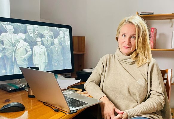 Милена Фучеджиева пред лаптопа, на който написва сценария на "Ваймар Експрес"