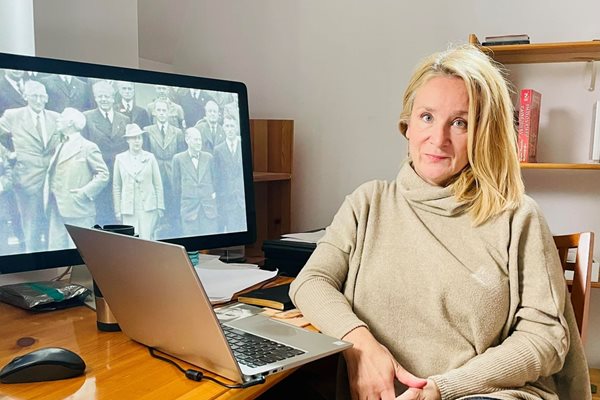 Милена Фучеджиева пред лаптопа, на който написва сценария на "Ваймар Експрес"
