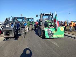 Протестиращите земеделци блокираха кръговото до село Труд край Пловдив.


Снимки: Авторът