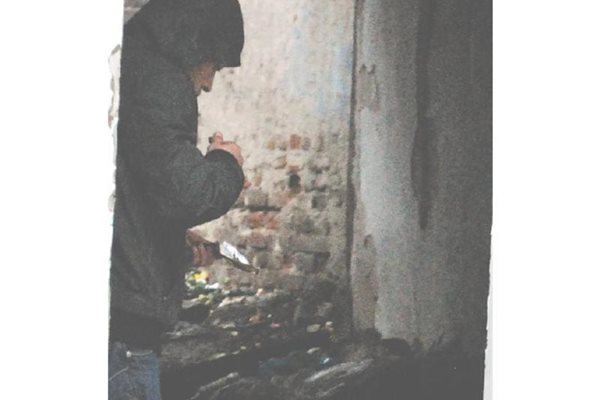 Дилър наркоман пуши хероин на входа на "постата" на ул. "Пиротска". 
СНИМКИ: ХРИСТО РАХНЕВ
