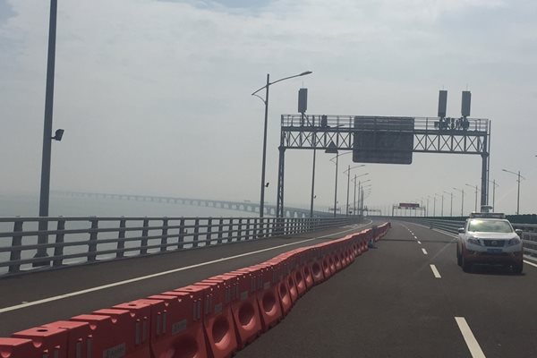 Най-дългия мост на света - дни, преди да го залеят потоците от автомобили.