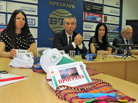 Ректорът проф.Христо Бонджолов представи рекламните материали и автентичните родопски торбички за участниците