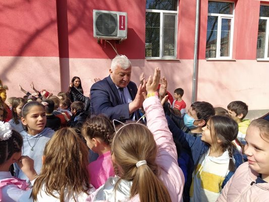 Здравко Димитров се позабавлява с децата.