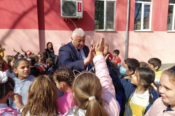 Здравко Димитров се позабавлява с децата.