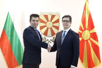 При визитата си в Скопие Кирил Петков се срещна с президента Стево Пендаровски.

 СНИМКА: Министерски Съвет