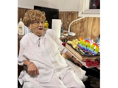 Стилна и винаги с мисъл за България: г-жа Пенка Димитрова в дома си в Канада на своя 100. рожден ден / 09.януари 2022 г. 
СНИМКА: ЛИЧЕН АРХИВ