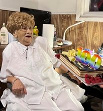 Стилна и винаги с мисъл за България: г-жа Пенка Димитрова в дома си в Канада на своя 100. рожден ден / 09.януари 2022 г. 
СНИМКА: ЛИЧЕН АРХИВ