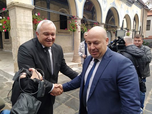 Васил Костадинов със служебния вътрешен министър Иван Демерджиев, по чието време го назначи за директор на полицията в Пловдив.