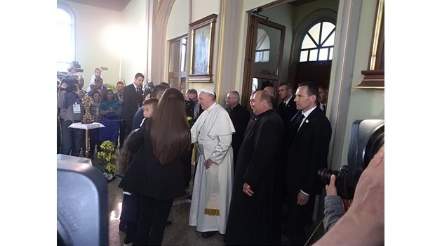 6-годишната Ивайла и нейните родители посрещнаха папата СНИМКИ: Анелия Перчева