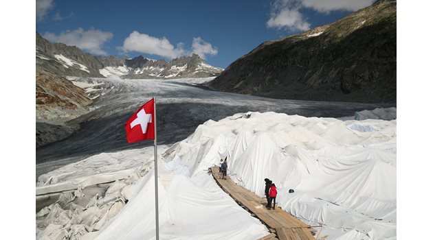Швейцарци покриха с огромни термоодеала ледника Рона, който бързо се топи.