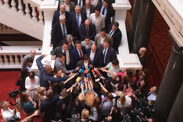 Корнелия Нинова пред медиите в парламента СНИМКИ: Велислав Николов