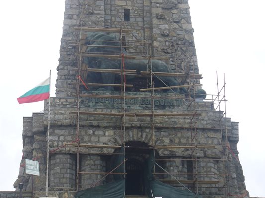 Преди 3 години бе изградено скеле откъм северната старан на Паметника на свободата на връх Шипка, но тогава бе ремонтирана само фигурата на лъва.
Снимка: Ваньо Стоилов