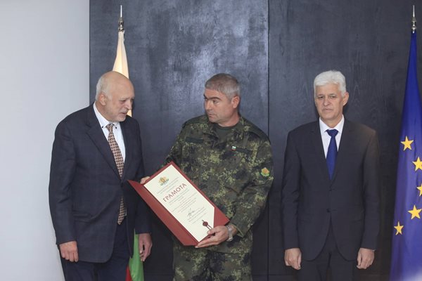 Министърът на културата Велислав Минеков, министърът на отбраната Димитър Стоянов и ефрейтор Иван Димитров