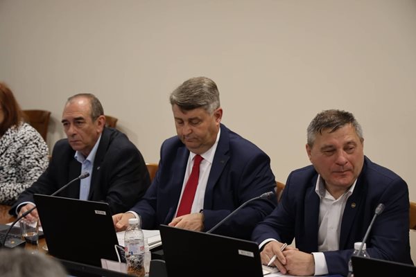Севдалин Мавров, Евгени Иванов и Стефан Петров. Последните двама са от Прокурорската колегия не са подписали искането за освобождаване на Иван Гешев.