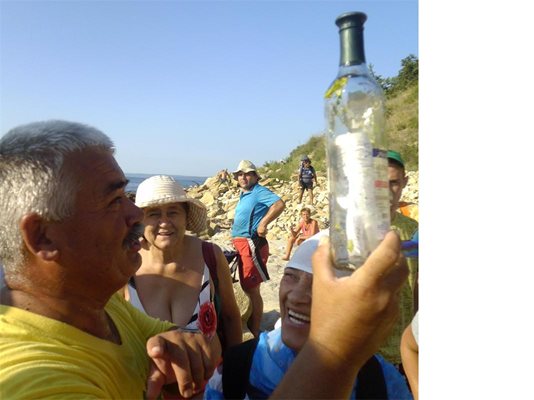 Ръководителят на похода Атанас Сивков няма търпение да отвори бутилката,  за да прочете посланието в него, изхвърлено от вълните