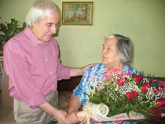 Теодосий Теодосиев поздрави своята учителка по физика от гимназията Султана Вълкова за нейния 91 рожден ден. Снимки: Ваньо Стоилов и личен архив
