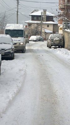 Заради недобре почистените вътрешни улици в Смолян общината ще санкционира снегопочистващите фирми. СНИМКА: ВАЛЕНТИН ХАДЖИЕВ