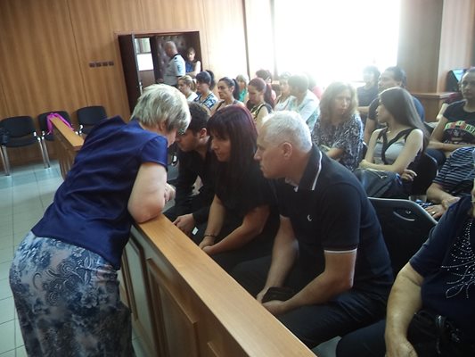 Адвокат Зоя Тошкова разговаря с бащата и майката на Милена, чиито интереси защитава в съда
