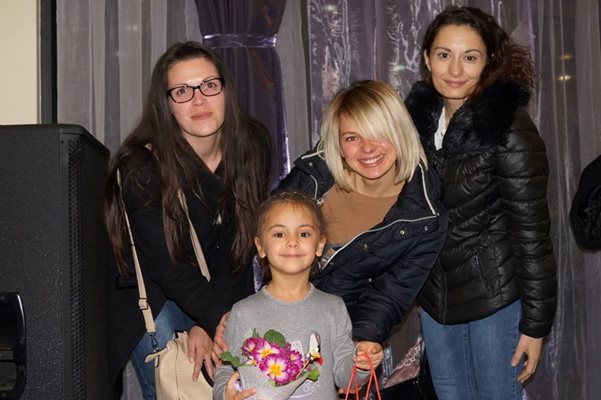 Малката Ели с учителките от детски център "Патешон": Александра Ситенко, Десислава Добрева и Нели Стоянова