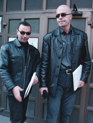 Трифонов и Росен Петров с черни очила и черни кожени якета по времето, когато сценаристът беше част от екипа на тв водещия