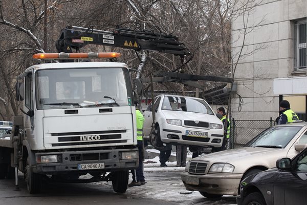 В момента цената на репатрирането с паяк в София е 60 лв. плюс всеки час престой на наказателен паркинг.

СНИМКА: “24 ЧАСА”