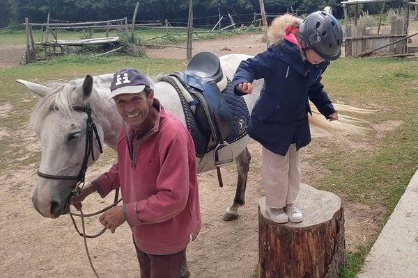 Робърт се грижи за конете с усмивка

Снимки: Авторът