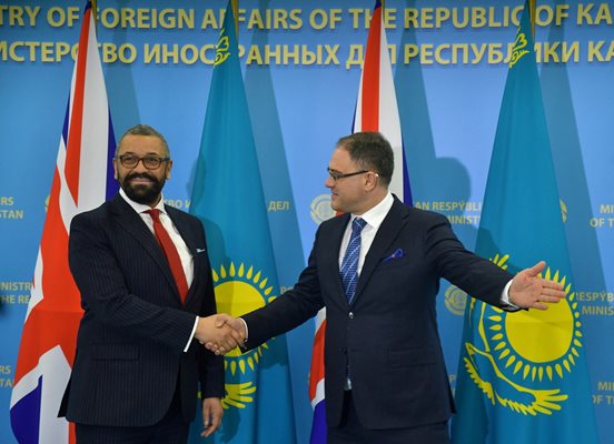 Британският външен министър Джейм Клевърли (вляво) и заместник-министърът на външните работи на Казахстан Роман Василенко на срещата си в Астана. Снимка Ройтерс