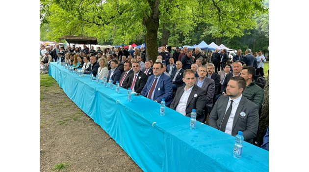 Кючюк зае и централното място на масата на лидерите на ДПС на събора на Демир баба теке.